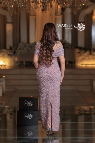 فستان وردي ناعم بنقشة بارزة وقصة اوف شولدر