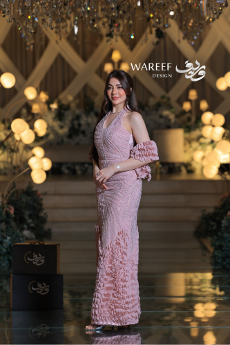 فستان سهرة طويل وردي شيفون مطرز بتصميم ضيّق أنثوي...