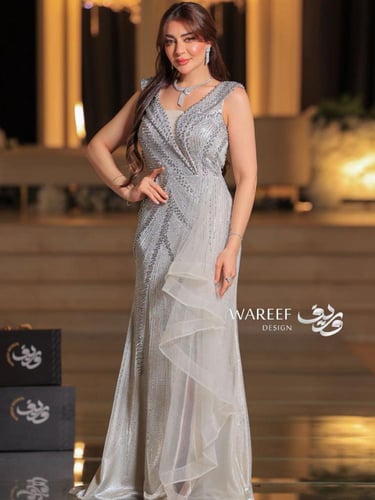 فستان سهرة بقصة V باللون الفضي