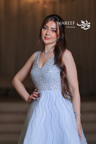 فستان سهرة سماوي طويل بتطريز لامع بدون أكمام من قم...