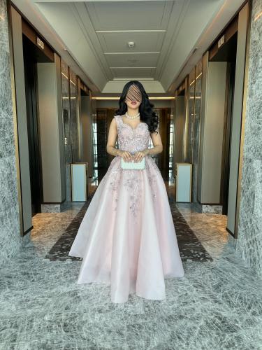 ‎فستان سهرة وردي طويل بتطريز زهور