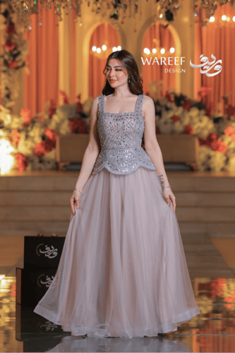 فستان سهرة طويل بتطريز فضي فاخر وتنورة تول منسدلة