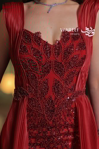 فستان سهرة أحمر ملكي طويل من الكريب المطروز باللؤل...