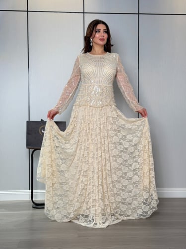 فستان ناعم عاجي بتطريز هندسي وتنورة دانتيل فاخرة