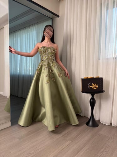 فستان سهرة ملكي بتطريز نباتي فاخر وقصة أميرة