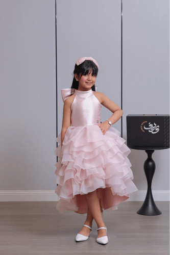 فستان بناتي وردي بطبقات تول وقصة أمامية قصيرة وخلف...