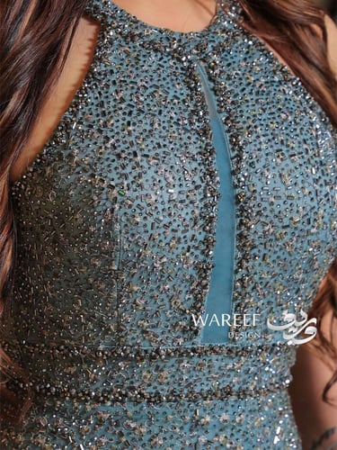 فستان سهرة بضيق باللون التيفاني