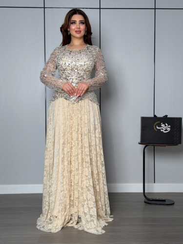 فستان شامبين فاخر بتطريز ترتر هندسي وتنورة دانتيل...