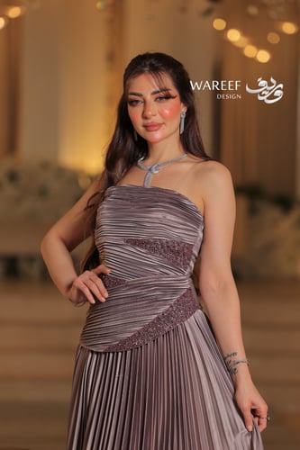 فستان رمادي موف بتطريز لامع وتنورة كسرات تصميم A-L...