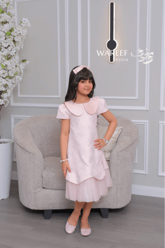 فستان بناتي وردي ناعم بطبقات تول وقصّة أنيقة بلمسة...