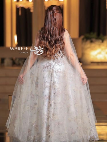 فستان سهرة ابيض باكمام واسعه وطويله