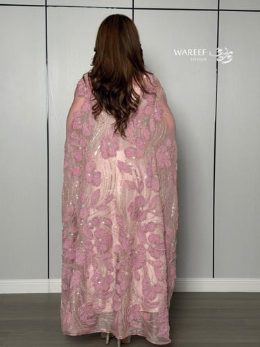 جلابية فاخرة وردي غباري بتطريز زهري بارز