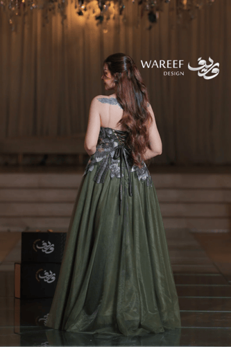 فستان سهرة زيتي منفوش بتطريز زهري فاخر ولمسات ترتر...