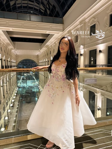 فستان سهرة سكري مطرز بورود ثلاثية الأبعاد ولمسات ل...