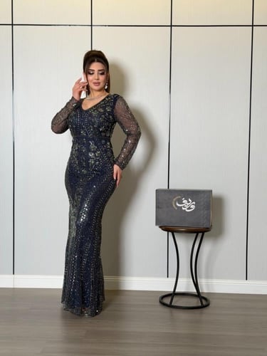 فستان ناعم كحلي فاخر بتطريز برّاق وتنورة شيفون انس...