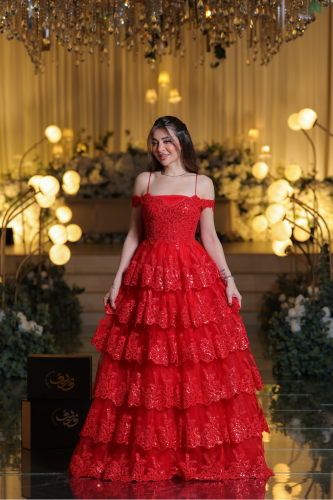 فستان سهرة أحمر بطبقات دانتيل مطرزة وقصة أوف شولدر