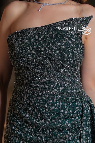 فستان سهرة أخضر زمردي كتف واحد تطريز فضي مع ذيل جا...