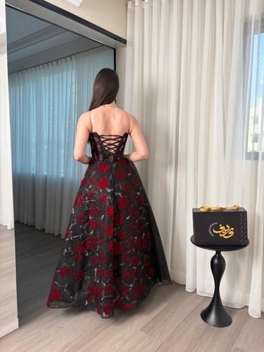 فستان سهرة أسود بتطريز أحمر فاخر وتصميم كورسيه