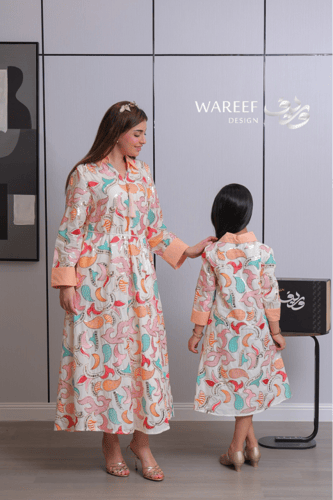 جلابية بناتي بنقوش ملونة ولمسة خوخيّة