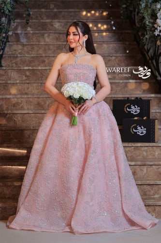 فستان ملكة فخم بتصميم مميز باللون الوردي