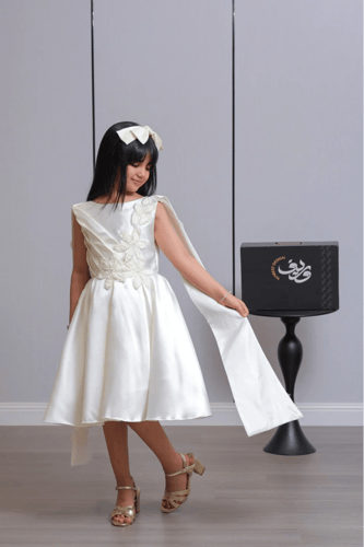 فستان بناتي أوف وايت بتطريز زهري ووشاح جانبي أنيق