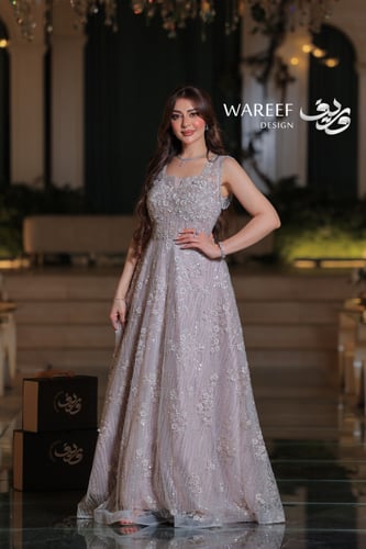 فستان سهرة لافندر تول مطرز بالزهور والكريستال قصة...