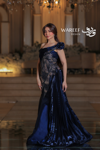 فستان سهرة كحلي بكتف واحد وتطريز فاخر من الكريستال