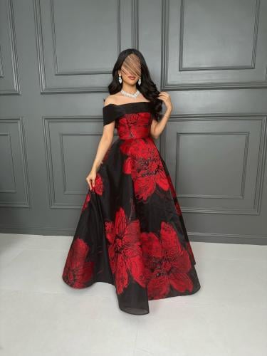 فستان سهرة أسود بأزهار حمراء كبيرة