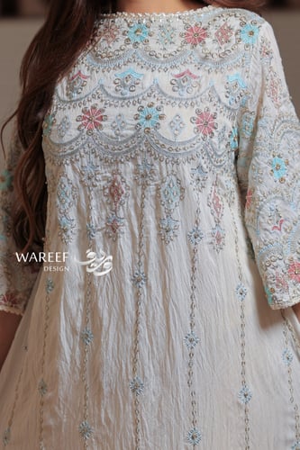 جلابية بيضاء طويلة قطن ناعم مطرزة بألوان هادئة وتص...