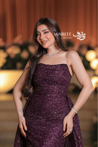 فستان سهرة عنّابي فاخر بتطريز لامع وقصّة مستقيمة م...