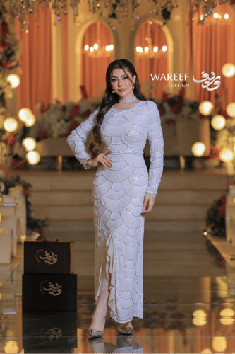 فستان سهرة سكري بأحجار لؤلؤية وتطريز ناعم