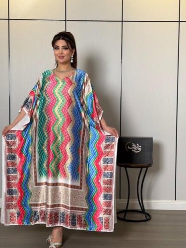 جلابية ملونة بنقشة زيكزاك تراثية ولمسة فنية جريئة