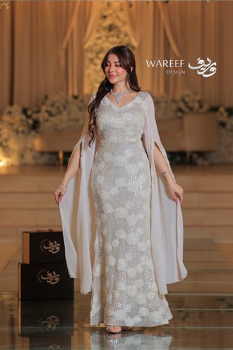 فستان ابيض ضيق مع اكمام طويله