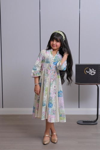 جلابية بناتي أوف وايت بنقوش زهرية ملوّنة