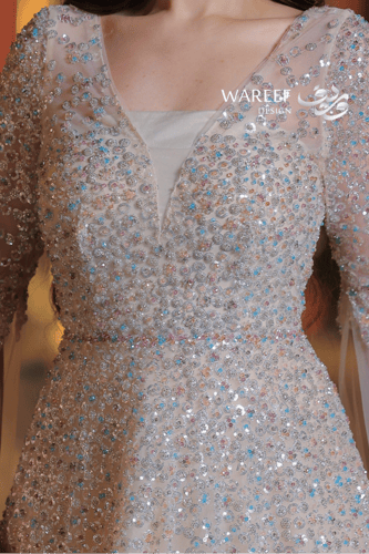 فستان سهرة طويل فاخر بأكمام تل شفافة وتطريز كريستا...