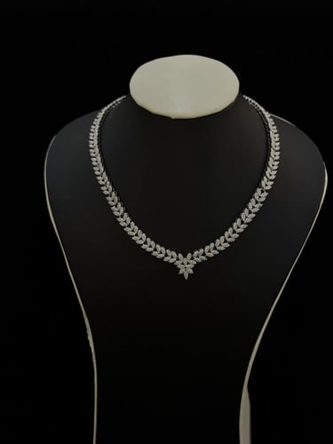 طقم زركون فضي بتصميم أوراق