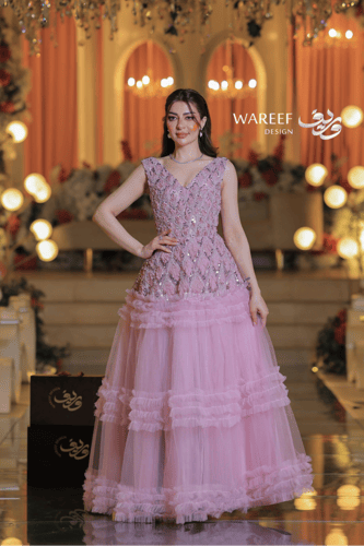 فستان سهرة وردي مزخرف بالترتر