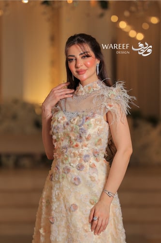 فستان سهره يمتاز بتطريز الورود والريش