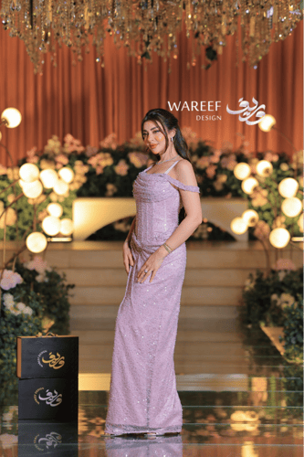 فستان سهرة موف فاتح بتطريز لؤلؤي ناعم وقصة درابية...