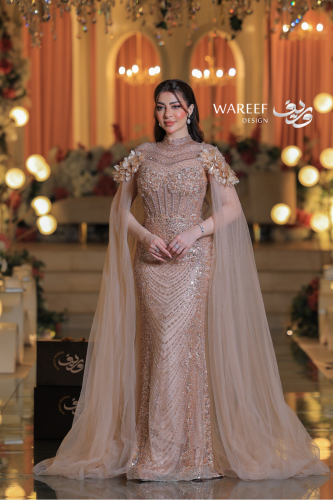 فستان سهرة فاخر بترتر ذهبي وأكمام شفافة مزينة بالو...