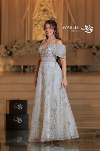 فستان بيج اوف شولدر مزين بالشك المشجر