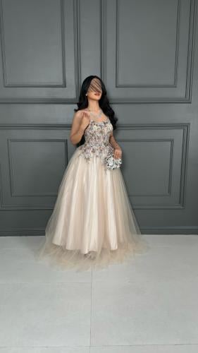 فستان تل سهرة سكري مزين بزهور لامعة