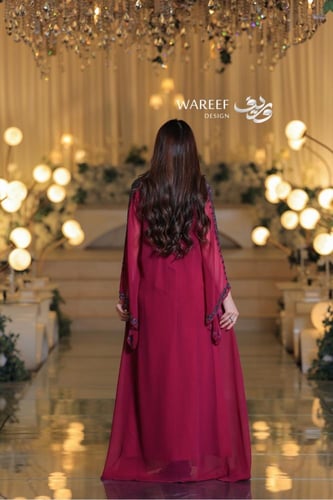 جلابية أنيقة بتطريز فاخر وأكمام واسعة بتفاصيل راقي...