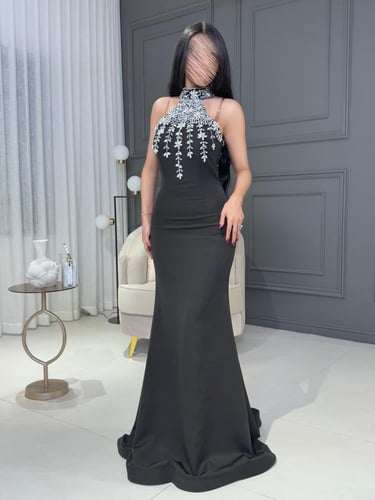 فستان سهرة ناعم بقصة رقبة