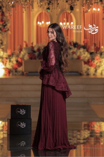 فستان عنابي طويل بتطريز فاخر وتنورة بليسيه واسعة