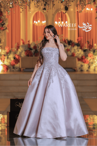 فستان ليلكي طويل منفوش بتطريز يدوي من الترتر والكر...