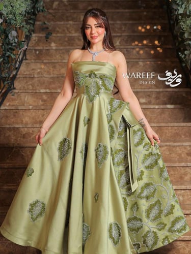 فستان سهرة باللون الاخضر الزيتوني مزين بتطريز جانب...