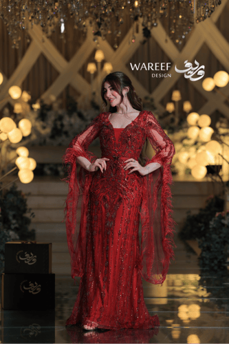 فستان سهرة أحمر فاخر بتطريز يدوي وريش ناعم بتصميم...