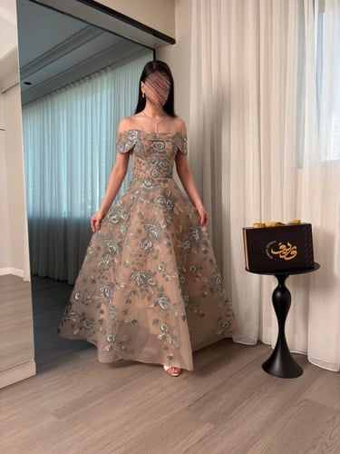 فستان سهرة بتطريز ورد فاخر وقصة أوف شولدر