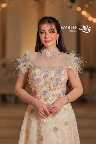 فستان سهره يمتاز بتطريز الورود والريش